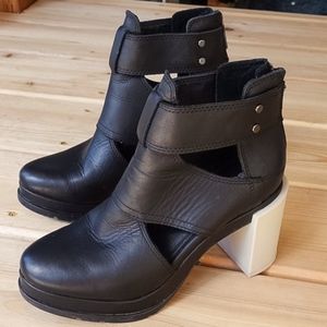 sorel margo cut out boot